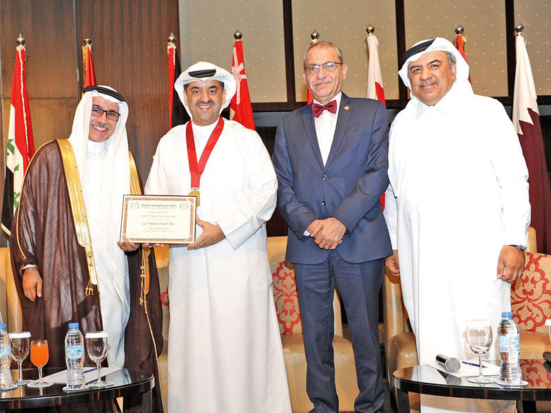 وليد الخشتي متسلّماً شهادة التميّز في دبي