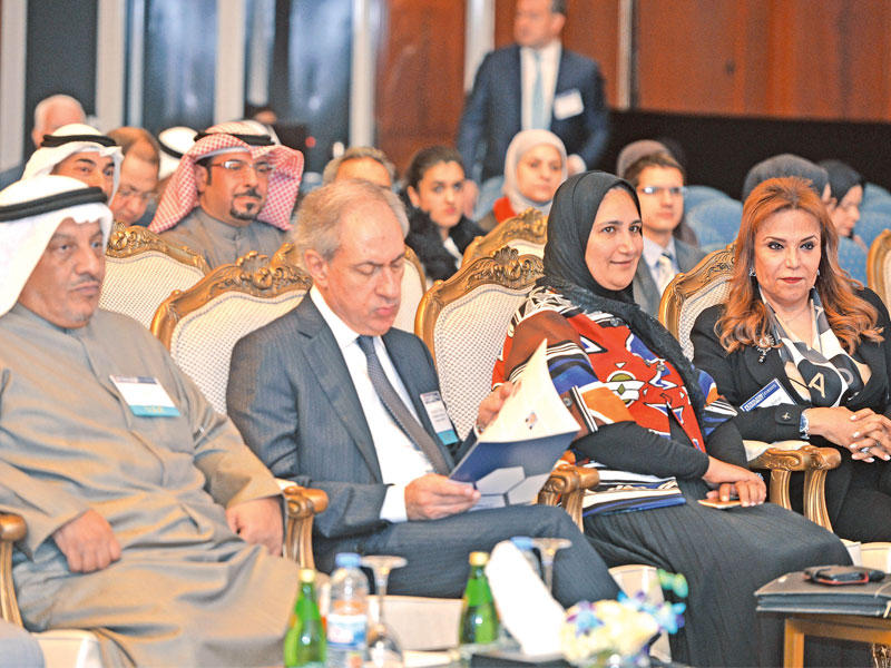 شيخة البحر ووفاء الزعابي ضمن حضور المنتدىn