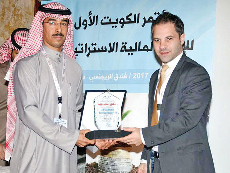 عطية يتسلم درعه التقديرية