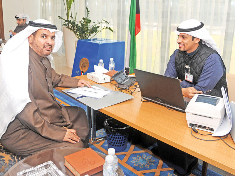 العازمي مقدماً ذمته المالية  t(تصوير عبدالله الخلف)