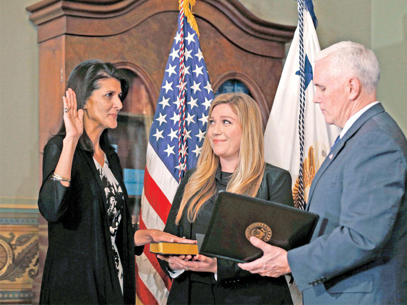 نيكي هيلي تحلف اليمين الدستورية أمام نائب الرئيس مايك بنس سفيرة للولايات المتحدة بـ«الأمم المتحدة» في البيت الأبيض أمس      (رويترز)