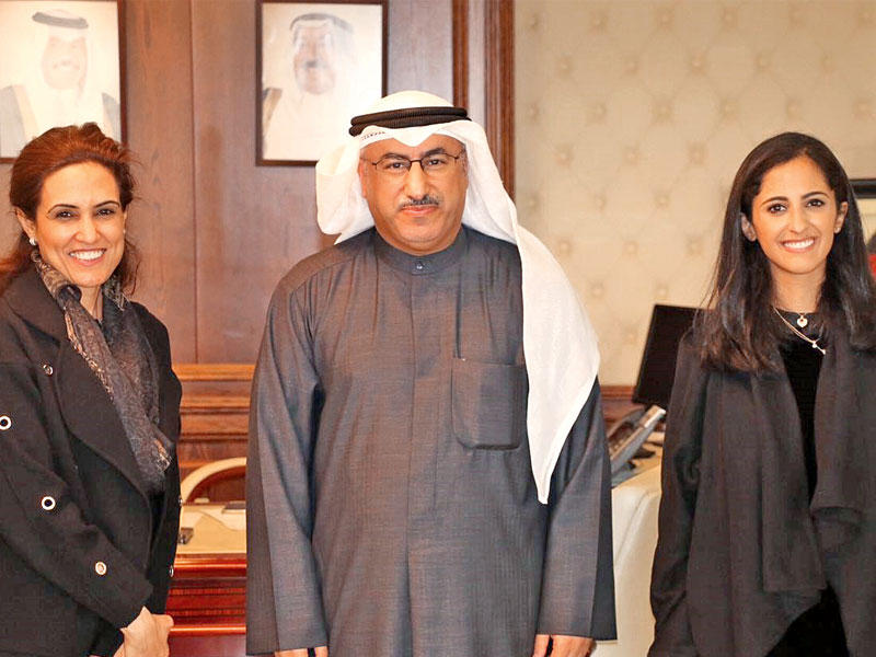 الفارس لدى استقباله وفد «بروتيجيز» رنا الخالد وإيمان الرشيد