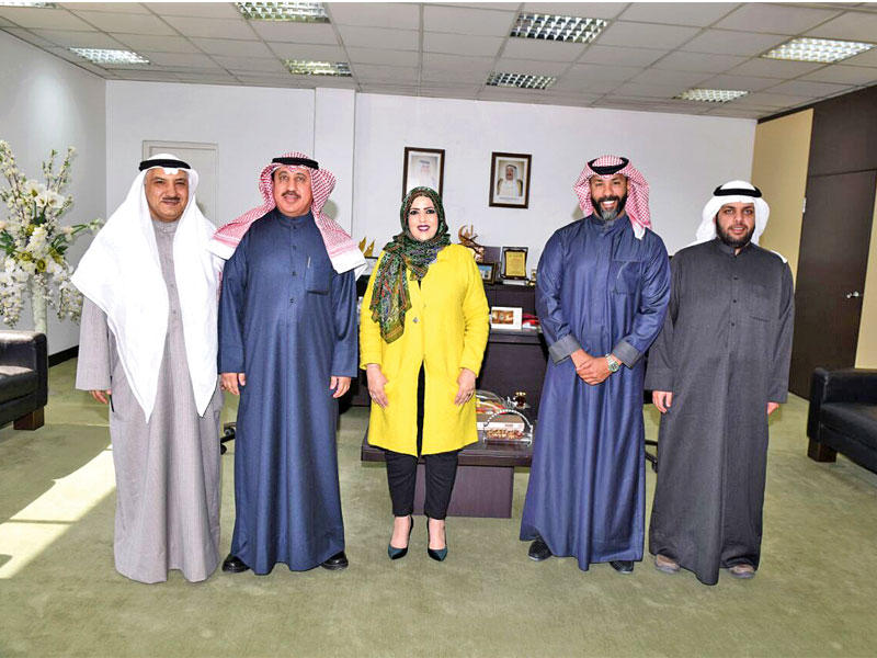 العدواني تتوسط المديرين المكرمين 