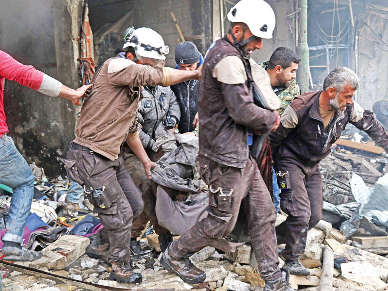 «الخوذات البيضاء» تجلي سورياً قتل في غارة جوية على معرة النعمان أمس الأول (أ ف ب)