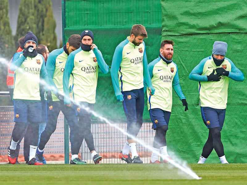 لاعبو برشلونة خلال تدريبات سابقة