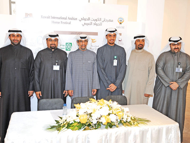 جانب من المؤتمر الصحافي للجنة المنظمة لمهرجان الكويت الدولي للجواد العربي 2017 