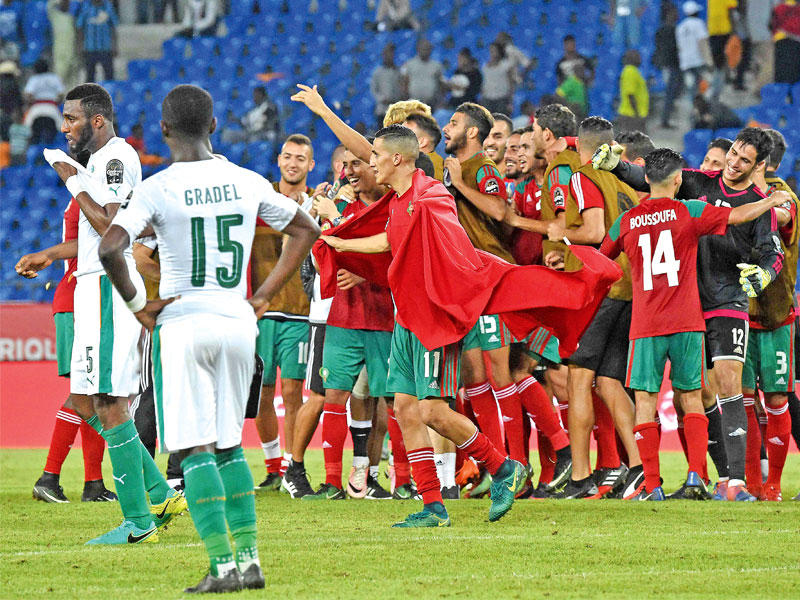 فرحة لاعبي المغرب بالتأهل بعد انتهاء مباراتهم مع ساحل العاج 
