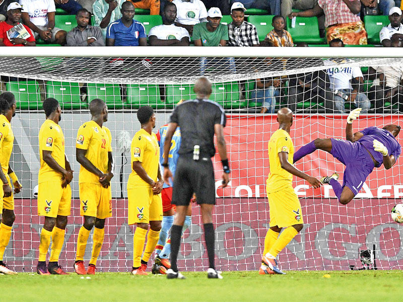 كرة الهدف الثالث للكونغو تستقر داخل مرمي حارس توغو سيدريك منساه 