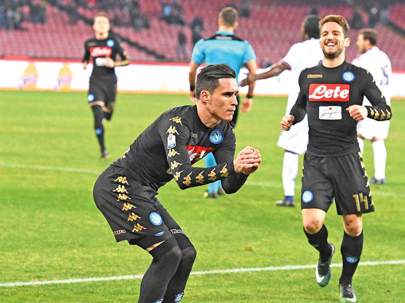 كاييخون نجم نابولي يحتفل بهدفه في مرمى فيورنتينا