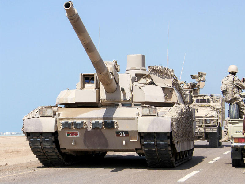 دبابات القوات الحكومية اليمنية وعربات مدرعة تمر على الطريق بعد أن استولت على ميناء المخا