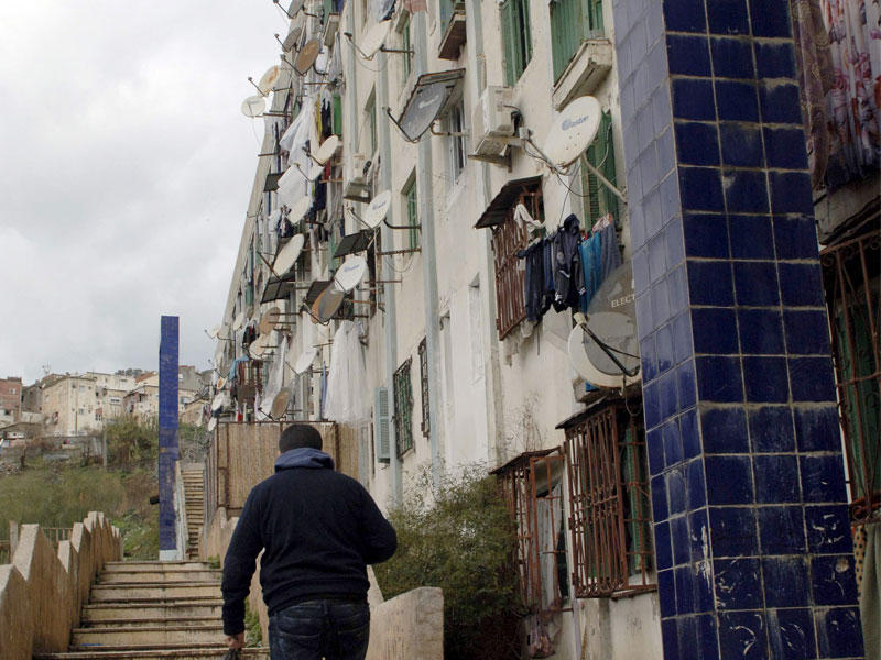 رجل جزائري يمشي في جوبير واحدة من أقدم الضواحي  للعاصمة الجزائرية والمعروفه بعنف العصابات