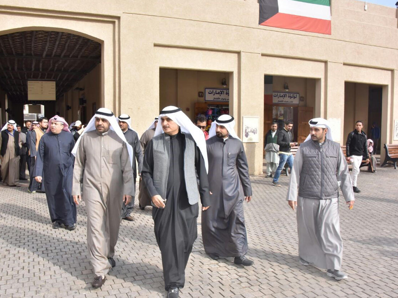  الجبري خلال جولته في أسواق المباركية