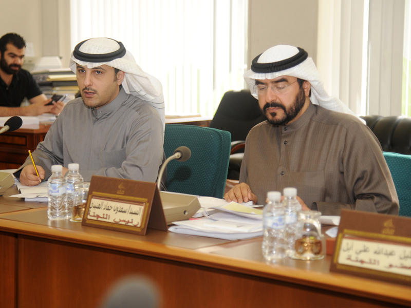 النائبان سعدون حماد وأحمد الفضل خلال اجتماع اللجنة 