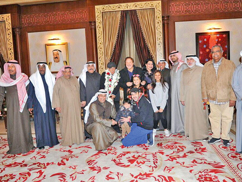 البناي محاطاً بمستقبليه