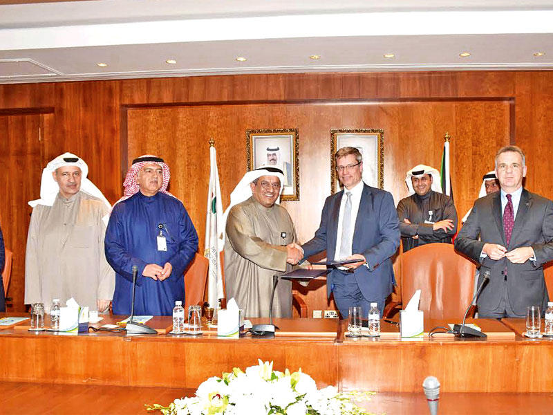 الفرهود عقب توقيع العقد مع شركة ايميك فوستر ويلر