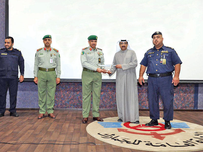 العتيبي مكرماً شجاع خلال الحفل