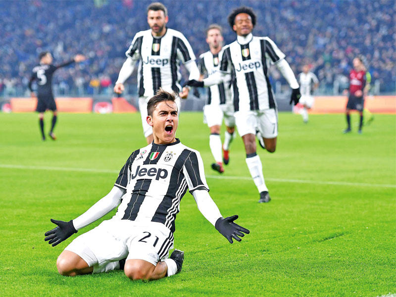 ديبالا نجم يوفنتوس يحتفل بهدفه في مرمى ميلان