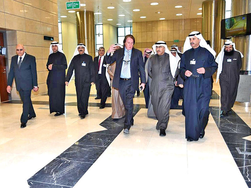 الفارس والأثري وعدد من القيادات خلال جولة في مبنى «التطبيقي» الجديد بالشويخ