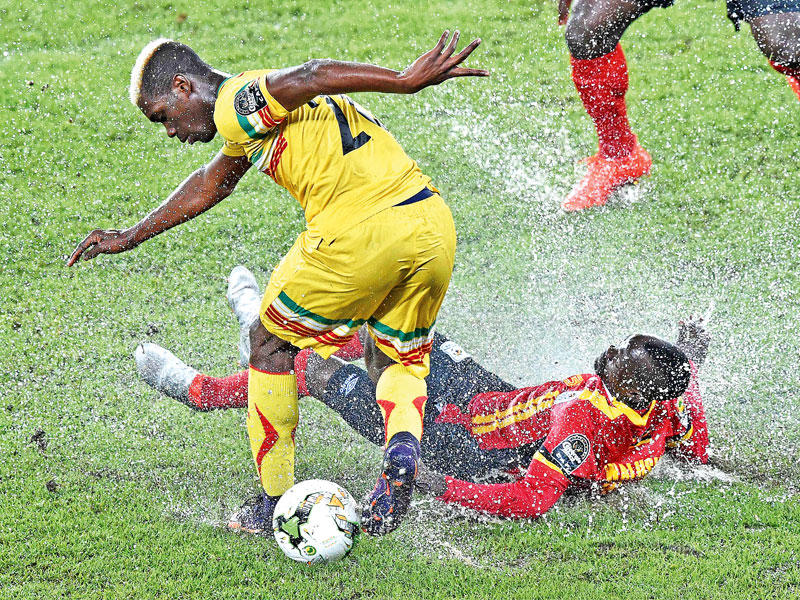 الامطار تؤثر على اداء اللاعبين خلال مباراة مالي وأوغندا 