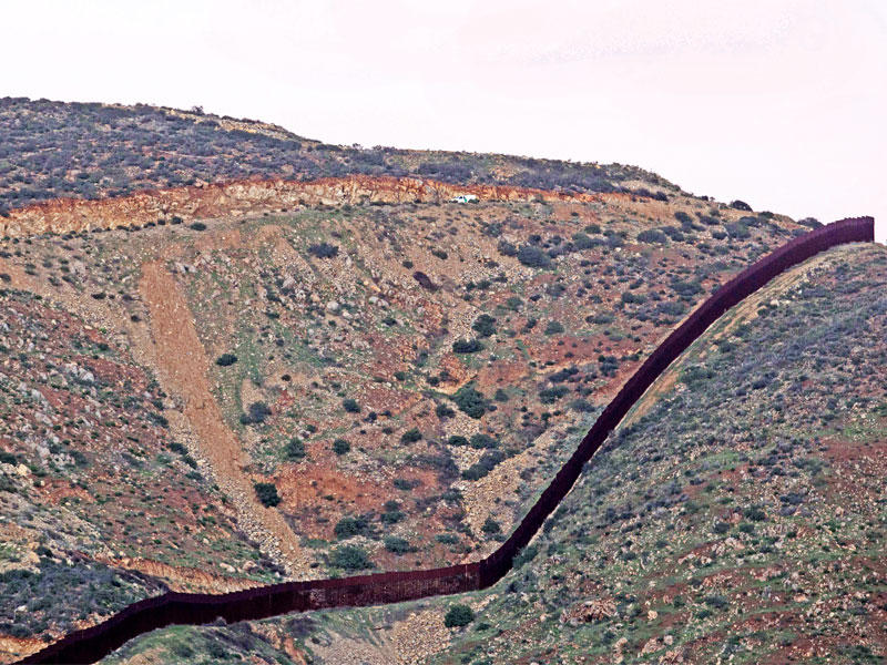 سياج حدودي مع الولايات المتحدة من جانب مدينة تيخوانا المكسيكية أمس الأول ( أ ف ب)