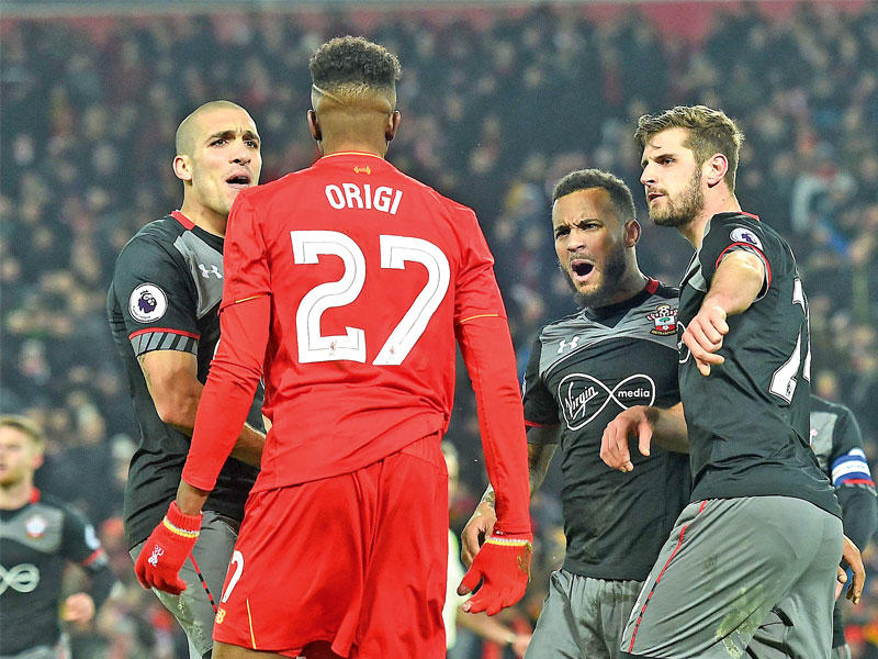 لاعبو ساوثمبتون في مشادة مع اوريجي لاعب ليفربول