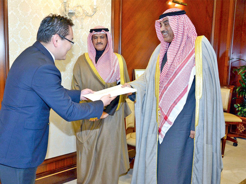  الخالد خلال تسلمه أوراق اعتماد سفير منغوليا