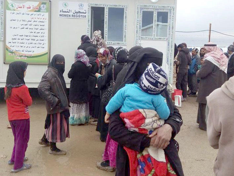 جانب من المساعدات على النازحين العراقيين