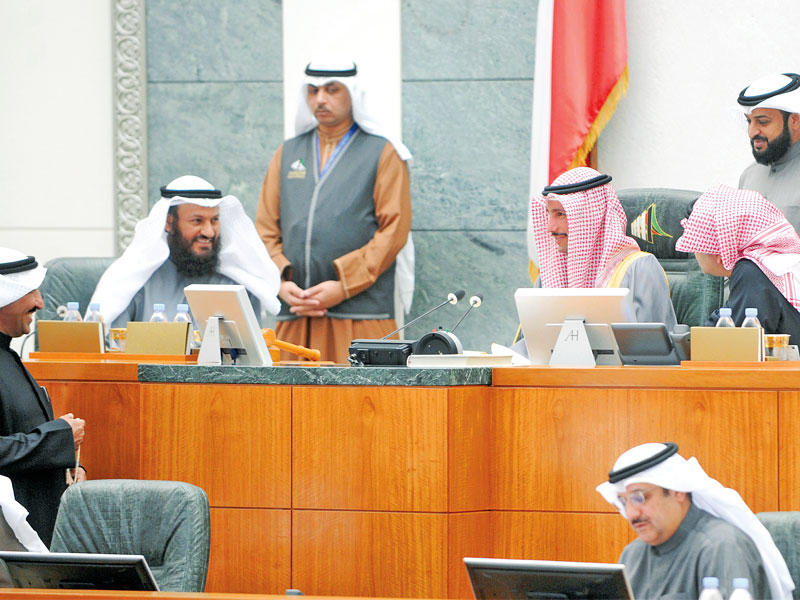 هايف على منصة الرئاسة في جلسة سابقة