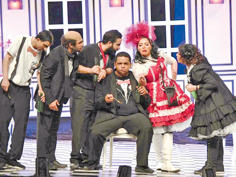 جانب من عرض «العائلة الحزينة»