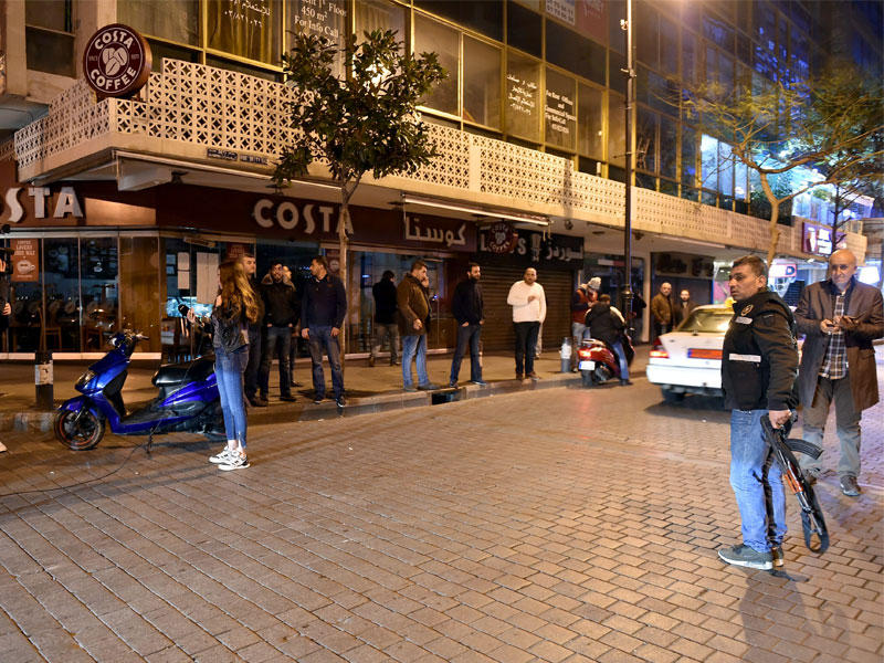 ارشيفية  قوات الأمن اللبنانية اثناء تأمين شارع بالقرب من مقهى في شارع الحمرا حيث تم القبض على انتحاري يرتدي حزاما ناسفا.