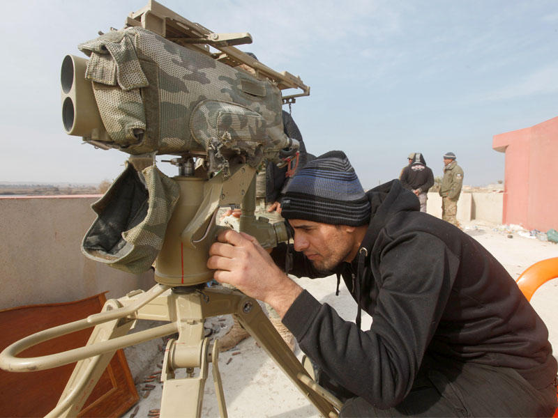 عنصر بقوات الرد السريع يوجه قاذفة صواريخ قرب نهر دجلة أمس الأولt(رويترز)