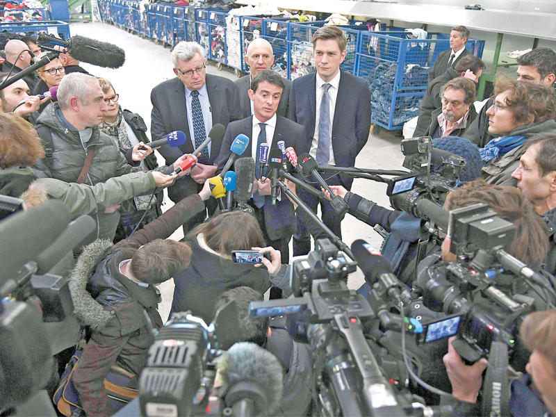 فالس متحدثاً إلى الصحافيين في ألين شرق فرنسا أمس (أ ف ب)