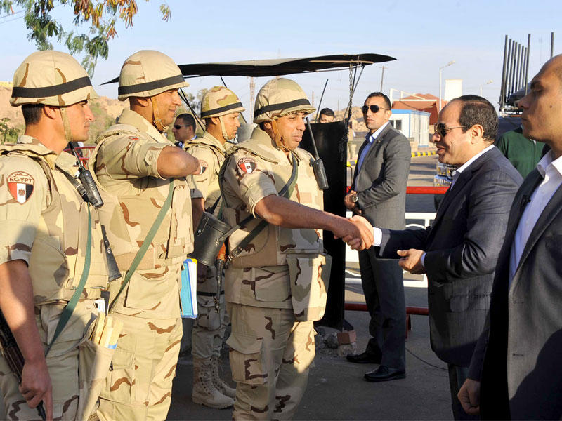 الرئيس السيسي يتفقد نقطة عسكرية في أسوان أمس (الجريدة)