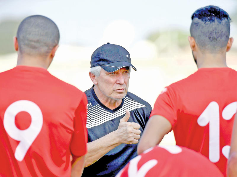 مدرب تونس البولندي هنري كاسبرجاك يتحدث للاعبيه  