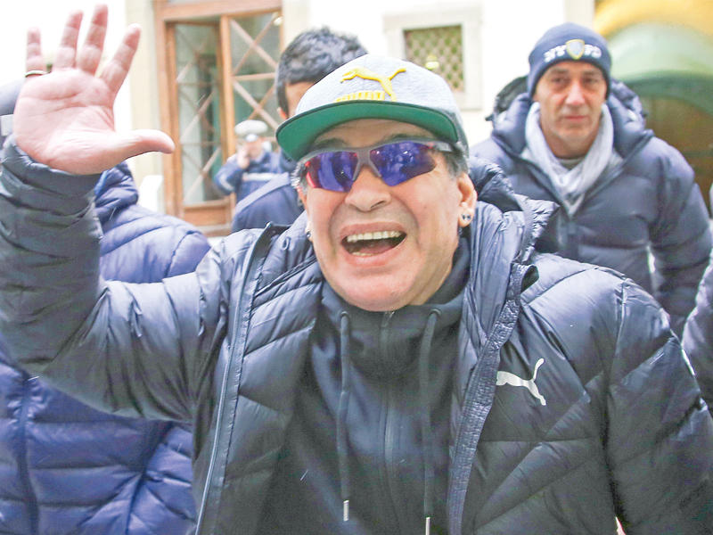  أسطورة كرة القدم الأرجنتيني المعتزل دييغو أرماندو مارادونا