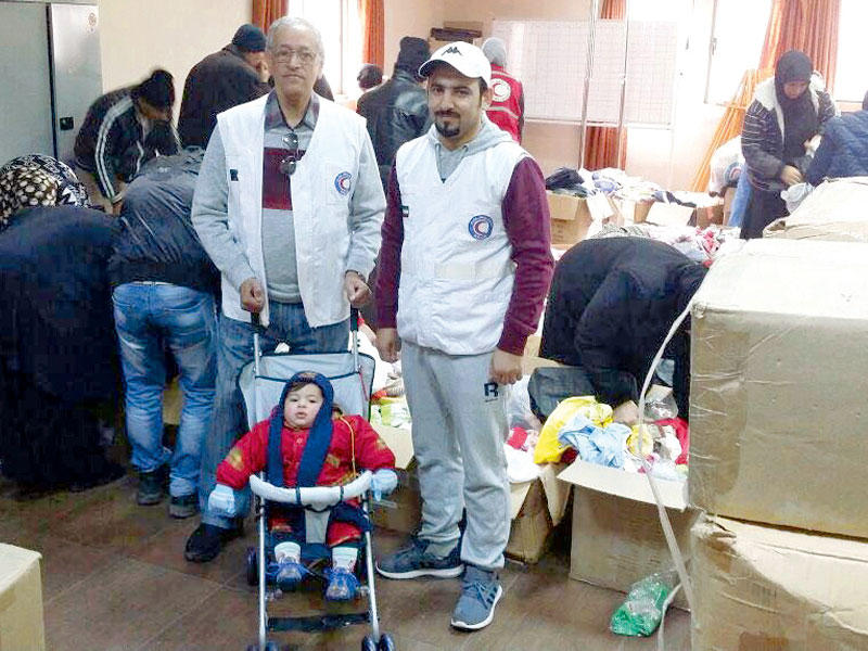 جانب من توزيع المساعدات على الاسر السورية اللاجئة 