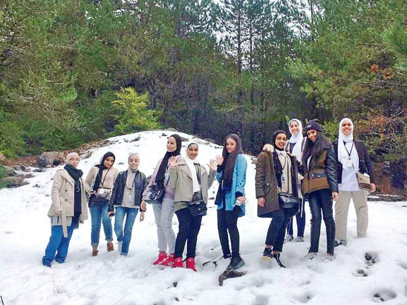 وفد طالبات « المتفوقين» خلال زيارة حديقة لوغارا في ألبانياn