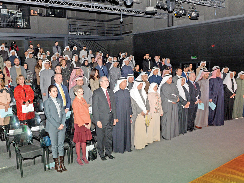 كبار الضيوف والمكرمون يتقدمون الحضور
