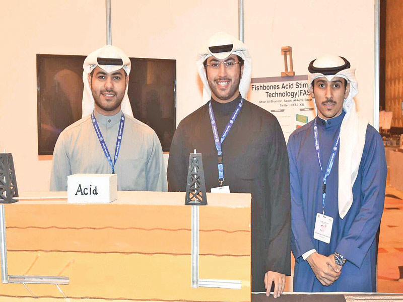 الفضلي والعجمي والبرغوث وأمامهم مشروع التخرج