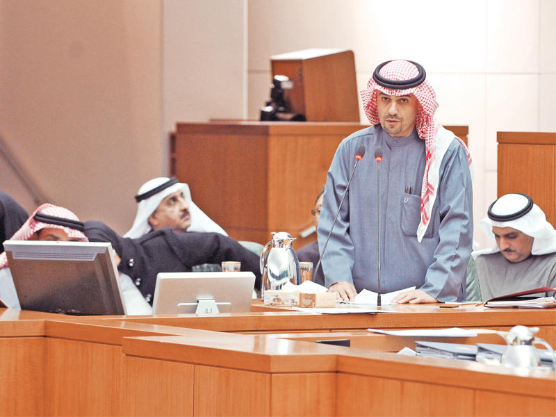 الصالح يشرح إجراءات وزارة المالية في جلسة سابقة للمجلس