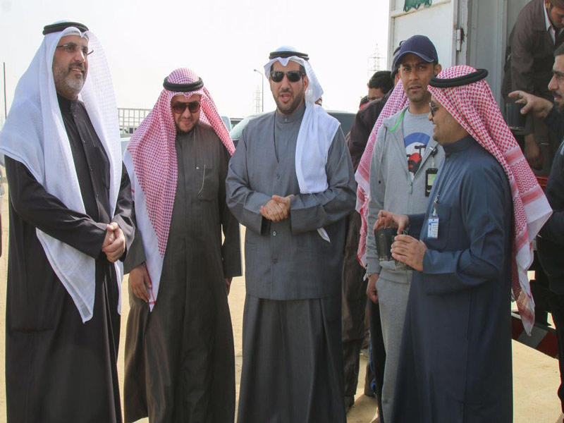  عبدالله الأحمد يتوسط الحضور خلال الحملة البيئية على طريق الملك فهد