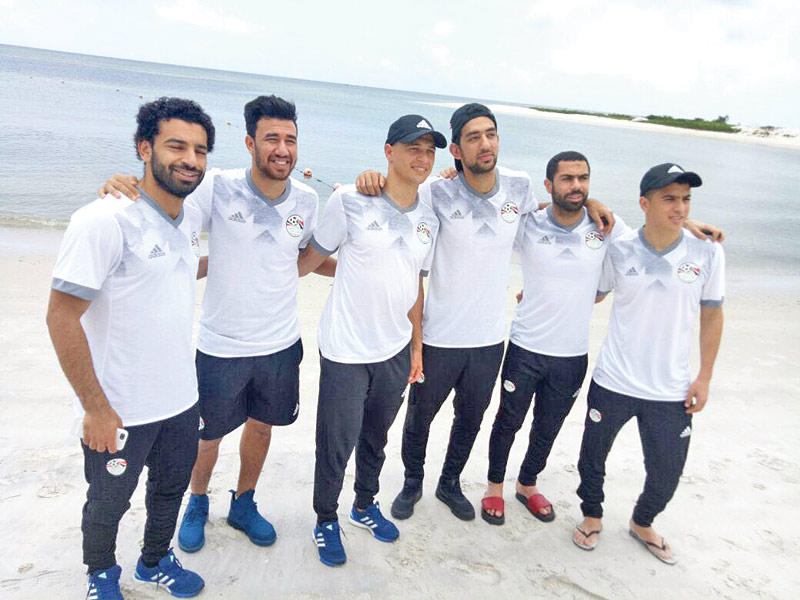 لاعبو منتخب مصر أثناء جولة ترفيهية على شواطئ المحيط الأطلنطي