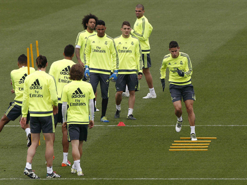 جانب من تدريبات ريال مدريد استعداداً لمباراة اليوم (أ ف ب)