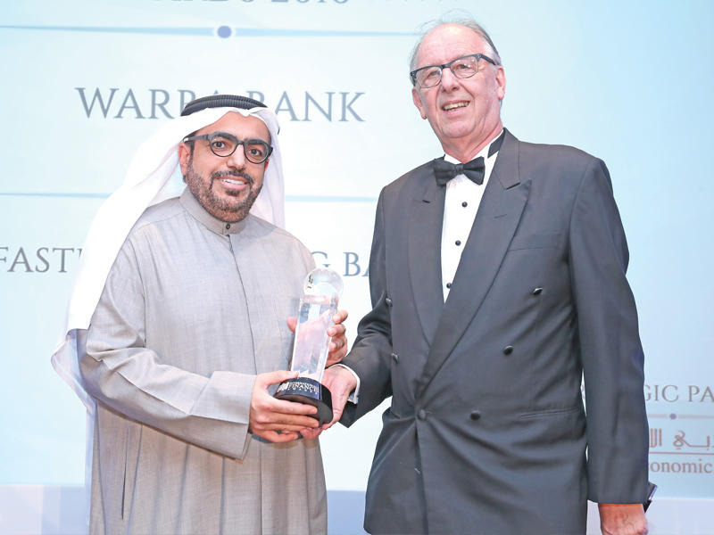 الغانم متسلماً الجائزة