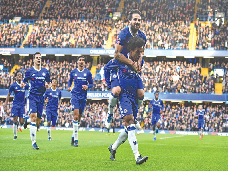 لاعبو تشلسي يحتفلون بعد تسجيل الهدف الأول 