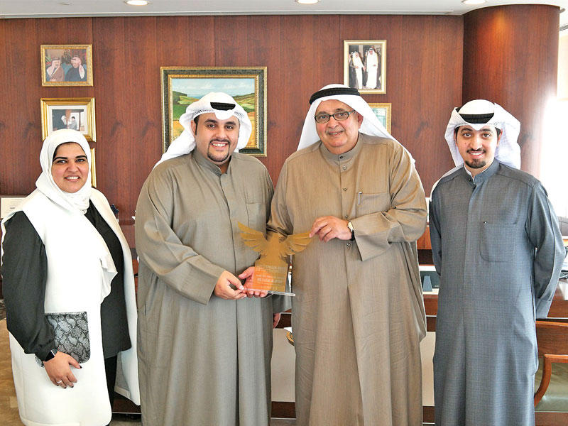 فيصل العيار خلال تسلمه درع تكريم من علي الإبراهيم