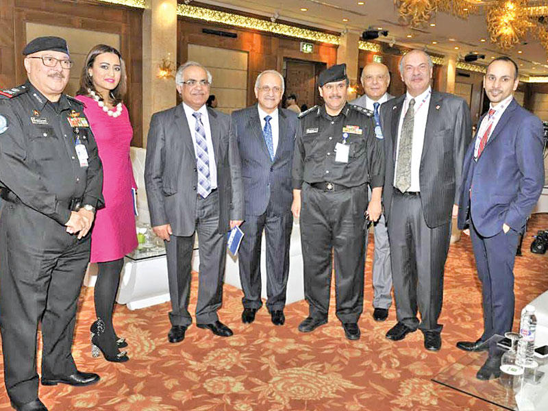 عميد «الطب» متوسطاً عدداً من المسؤولين في المؤتمر