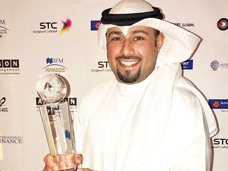 عبد الرزاق العيسى يتسلم الجائزة