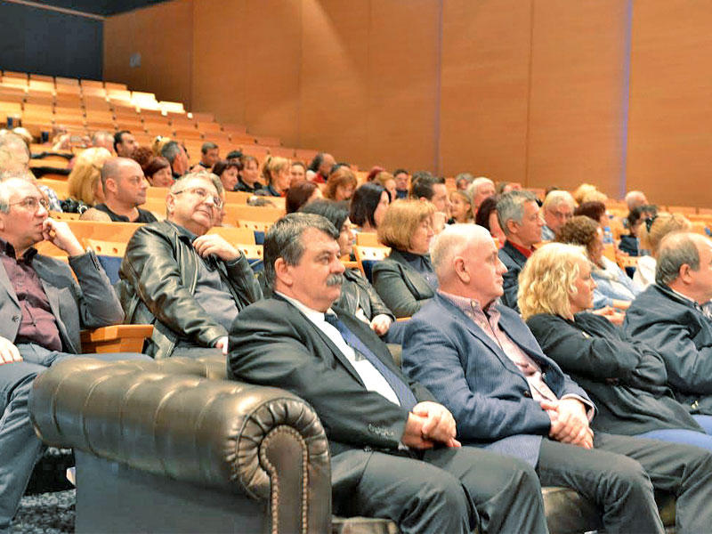 بوريس بوريسوف متوسطاً الحضور