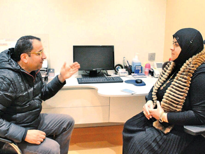 د. منيرة بن نخي متحدثة إلى الزميل عادل سامي